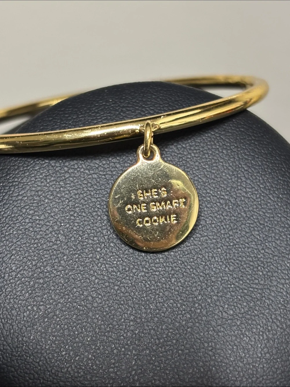 Rare Kate spade She’s One Smart Cookie Charm Bangle Latch Bracelet Capricorn - Picture 6 of 8